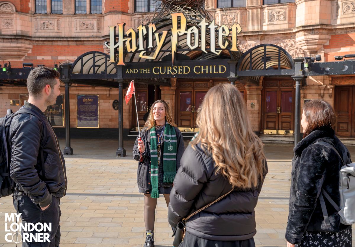 Tour di Harry Potter a Londra a Piedi con Guida Italiana - foto 7 (Fuori dalla stazione metropolitana "St. Paul's", davanti Caffè Nero, EC4M 8AD)