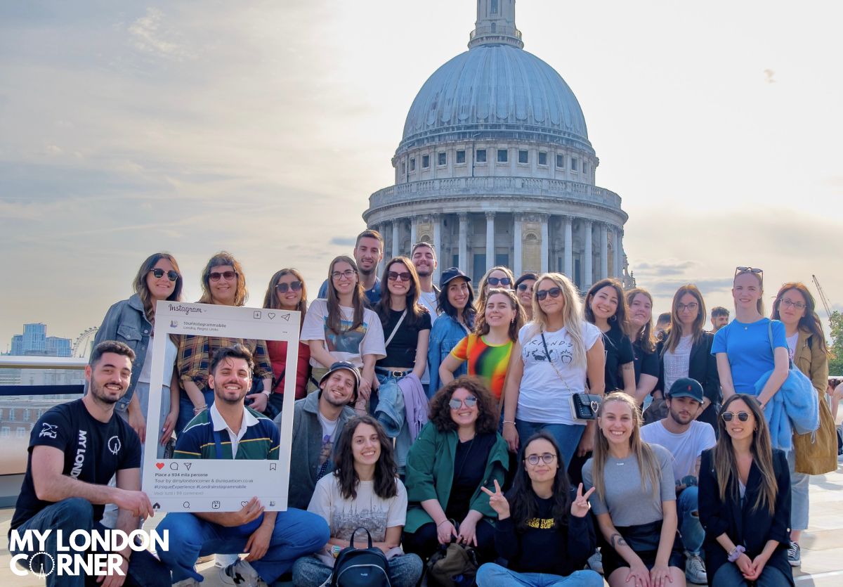 Tour Londra Instagrammabile a Piedi con Guida Italiana - foto 5 (Piccadilly Circus, davanti Hard Rock Cafe, W1J 9HR)