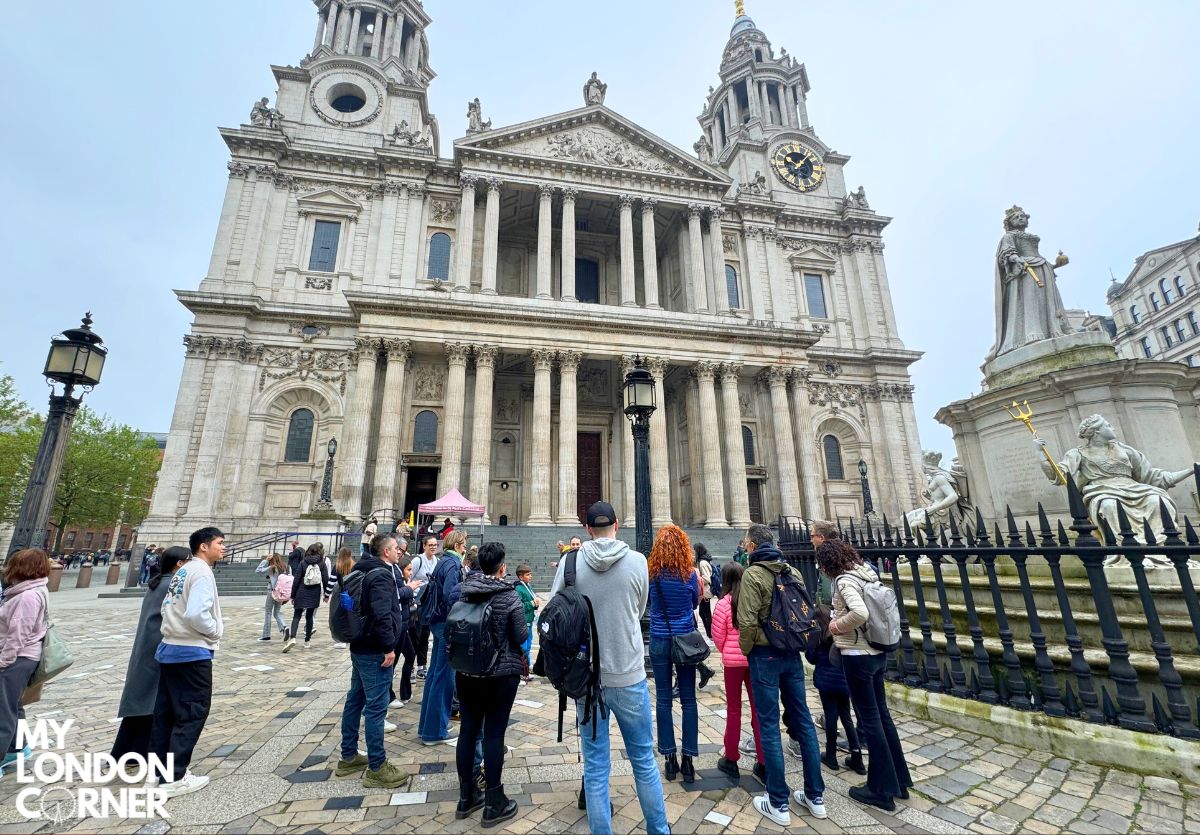 Tour di William Shakespeare a Londra a Piedi in Italiano - foto 3 (Fuori dalla stazione metropolitana di “St Paul”, davanti Caffè Nero, EC4M 8AD)