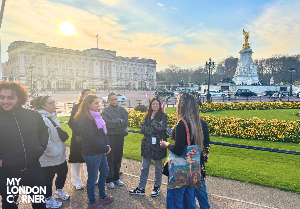 Tour Classico a Piedi di Londra con Guida Italiana - foto 5 (Fuori la stazione metropolitana "Green Park", Statue of Goddess Diana, SW1A 1RD)