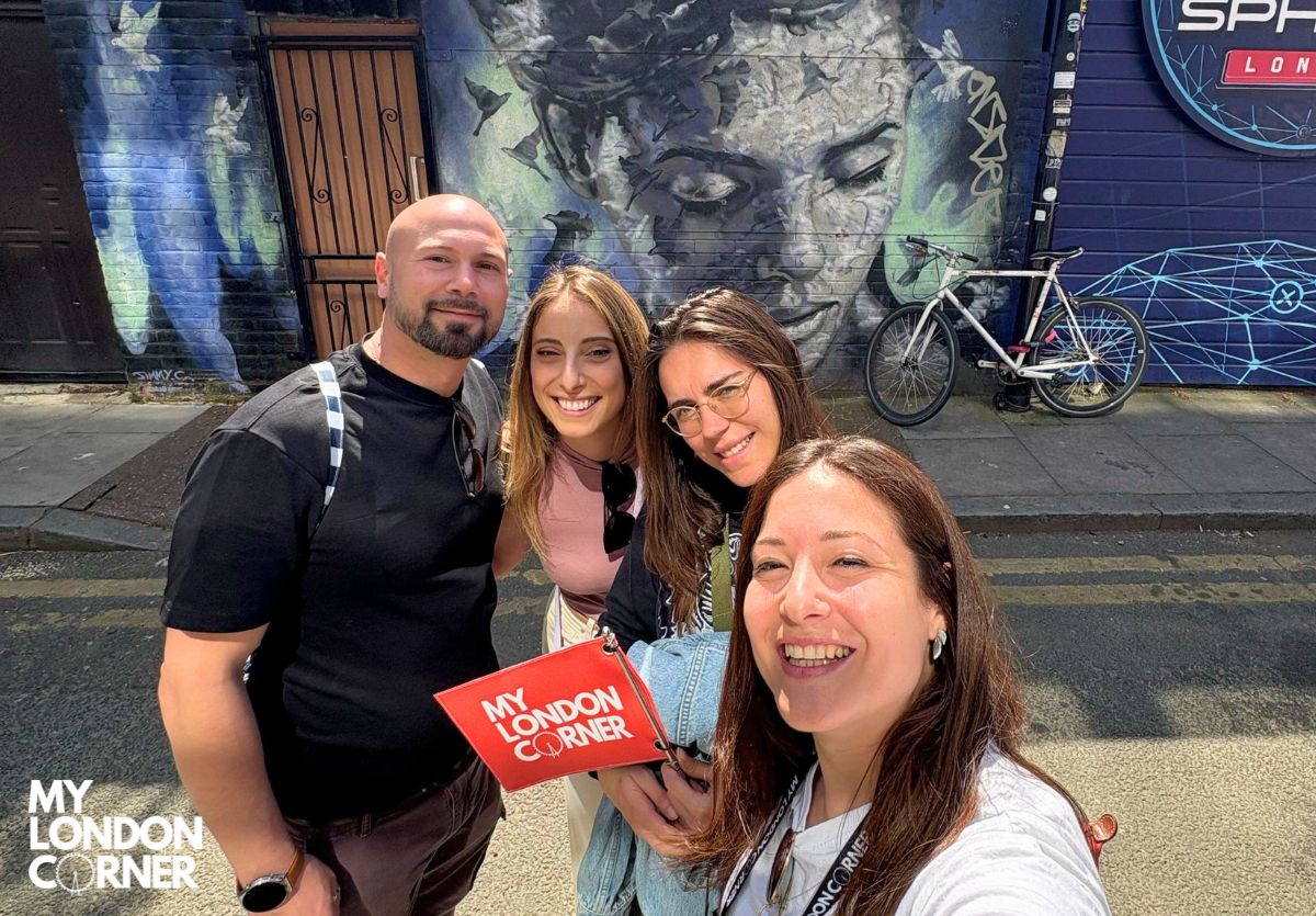 Tour Street Art a Londra a Piedi con Guida Italiana - foto 6 (Fuori dalla stazione metropolitana di Aldgate East, Davanti al negozio Paddy Power, E1 1BY)